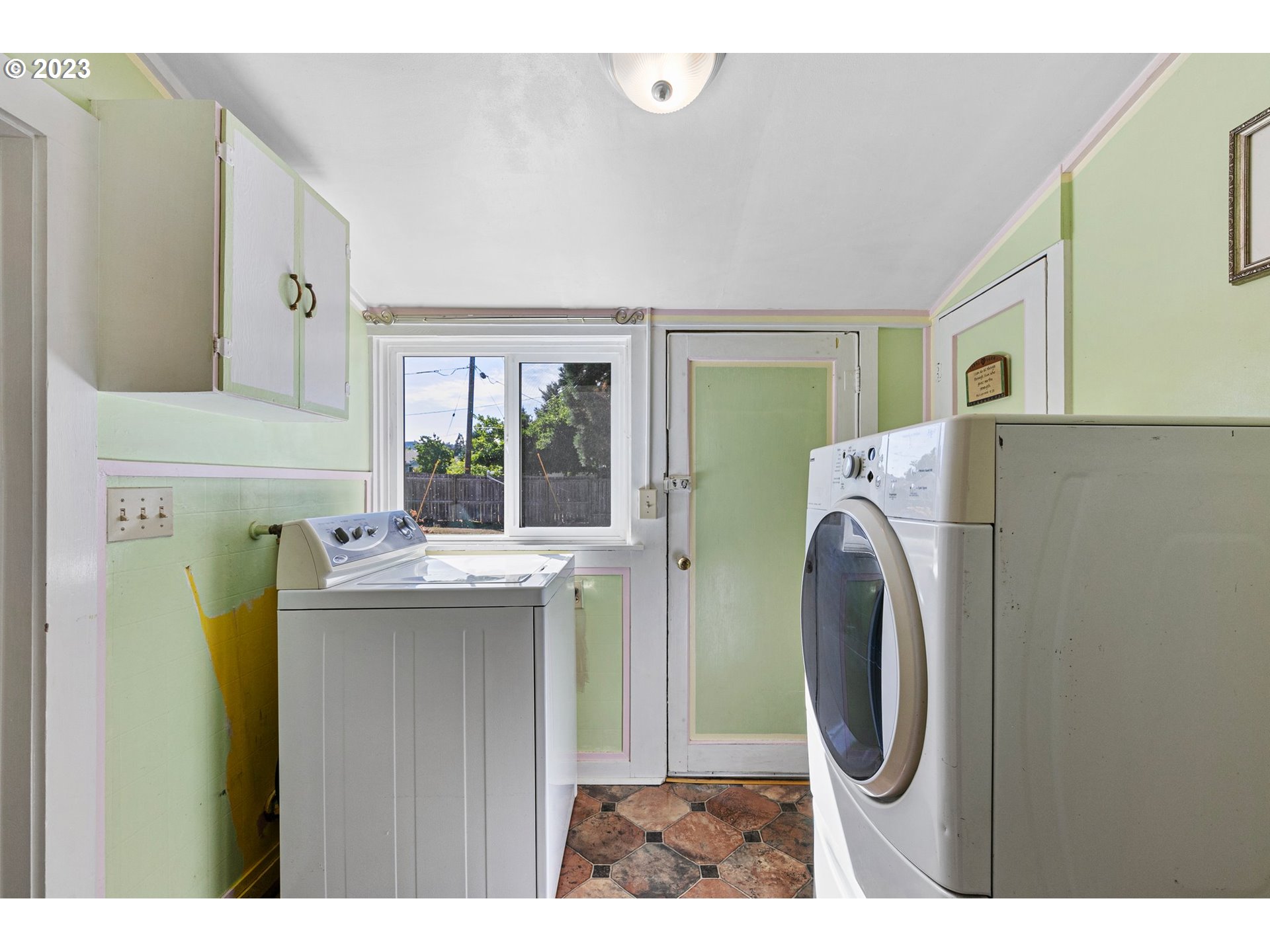 633 South 12th Street Cottage Grove, OR 97424 - Photo 21 of 30 a utility room with dryer and washer