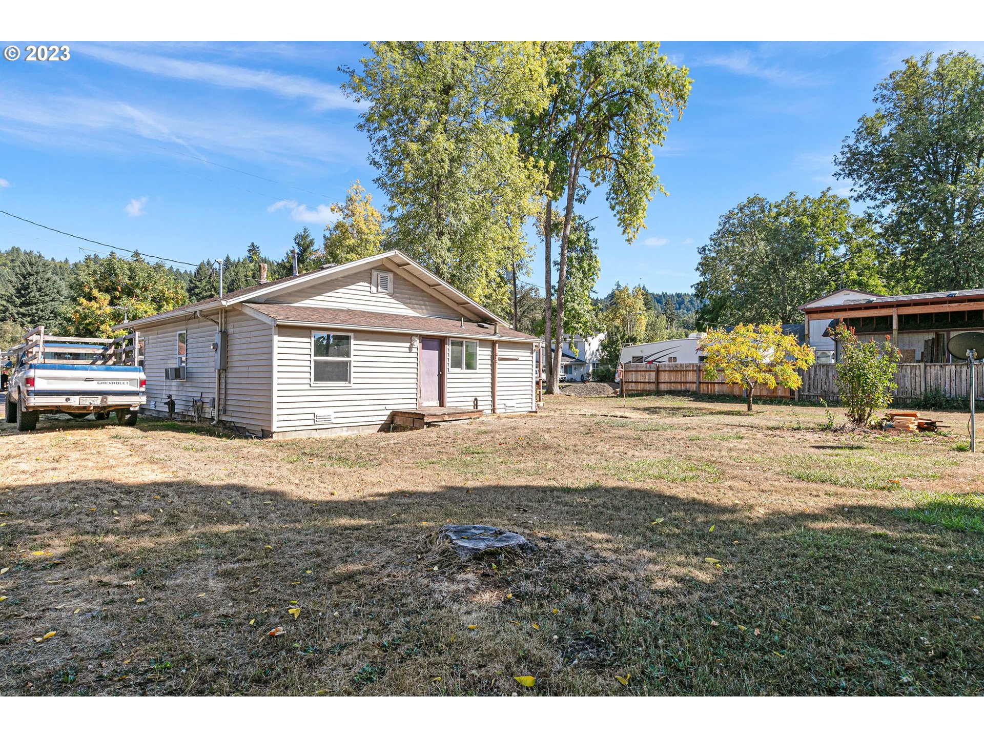 633 South 12th Street Cottage Grove, OR 97424 - Photo 25 of 30 a swimming pool with trees in front of it