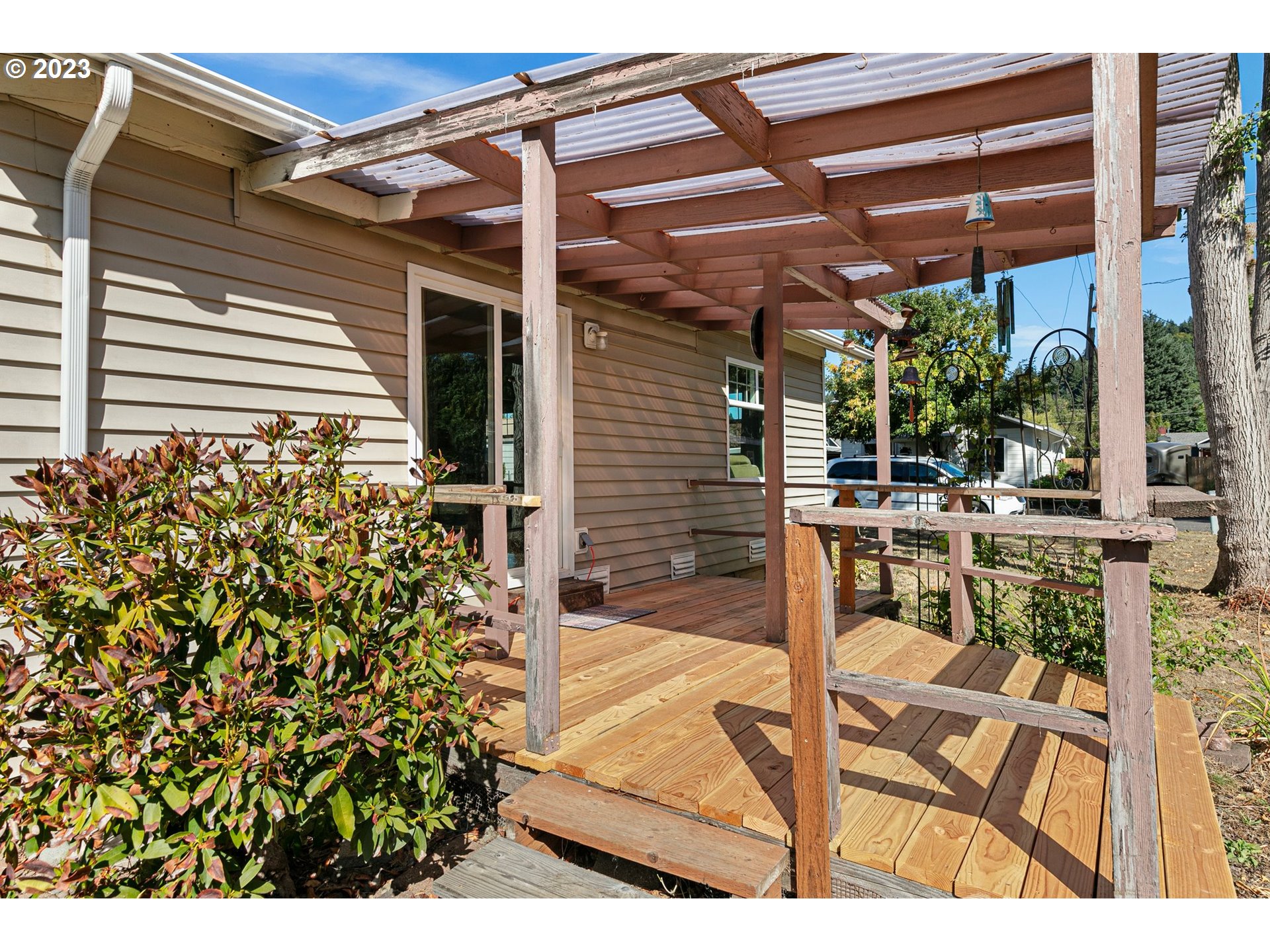 633 South 12th Street Cottage Grove, OR 97424 - Photo 27 of 30 a view of a patio with table and chairs and potted plants