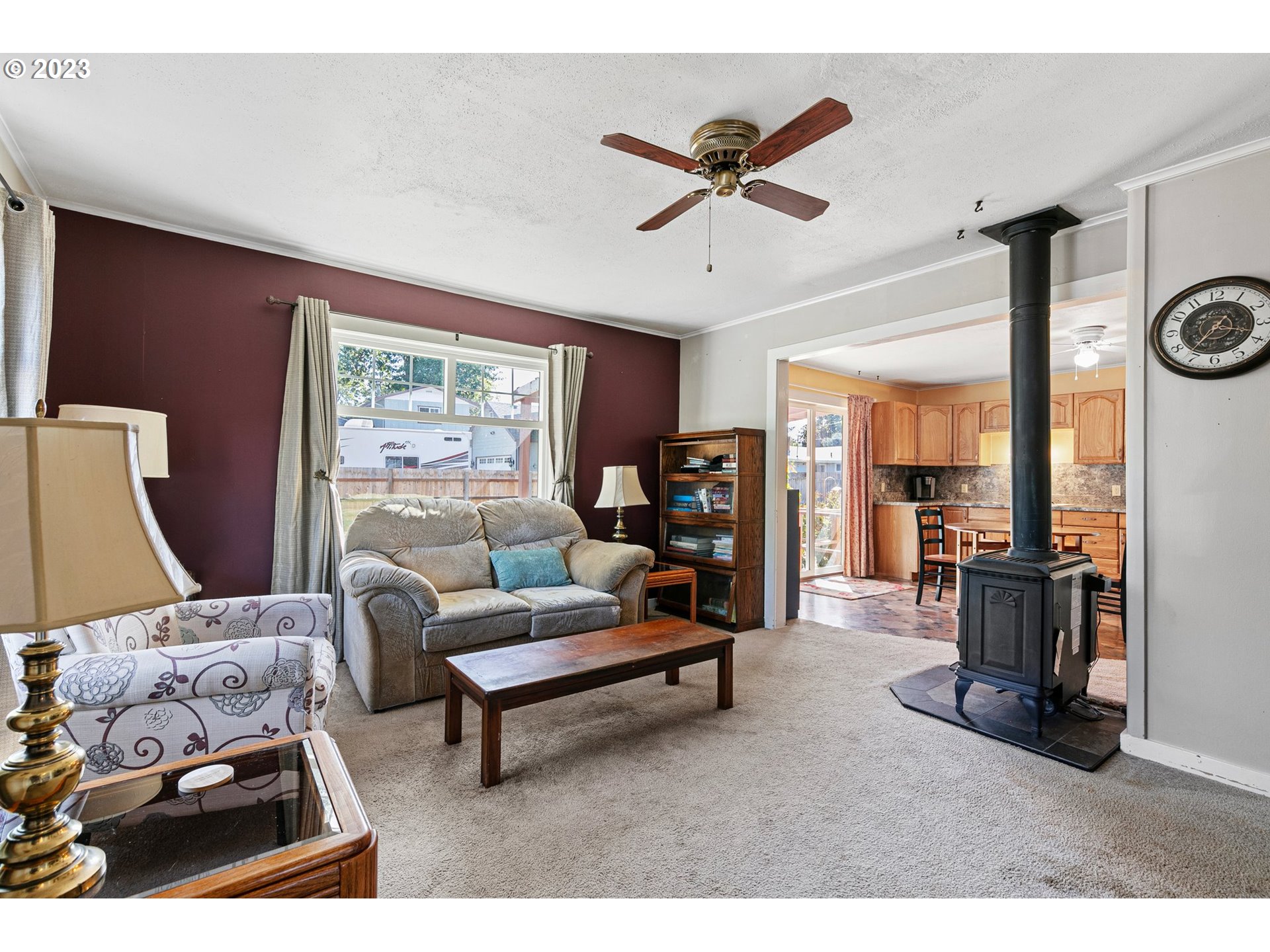 633 South 12th Street Cottage Grove, OR 97424 - Photo 3 of 30 a living room with furniture