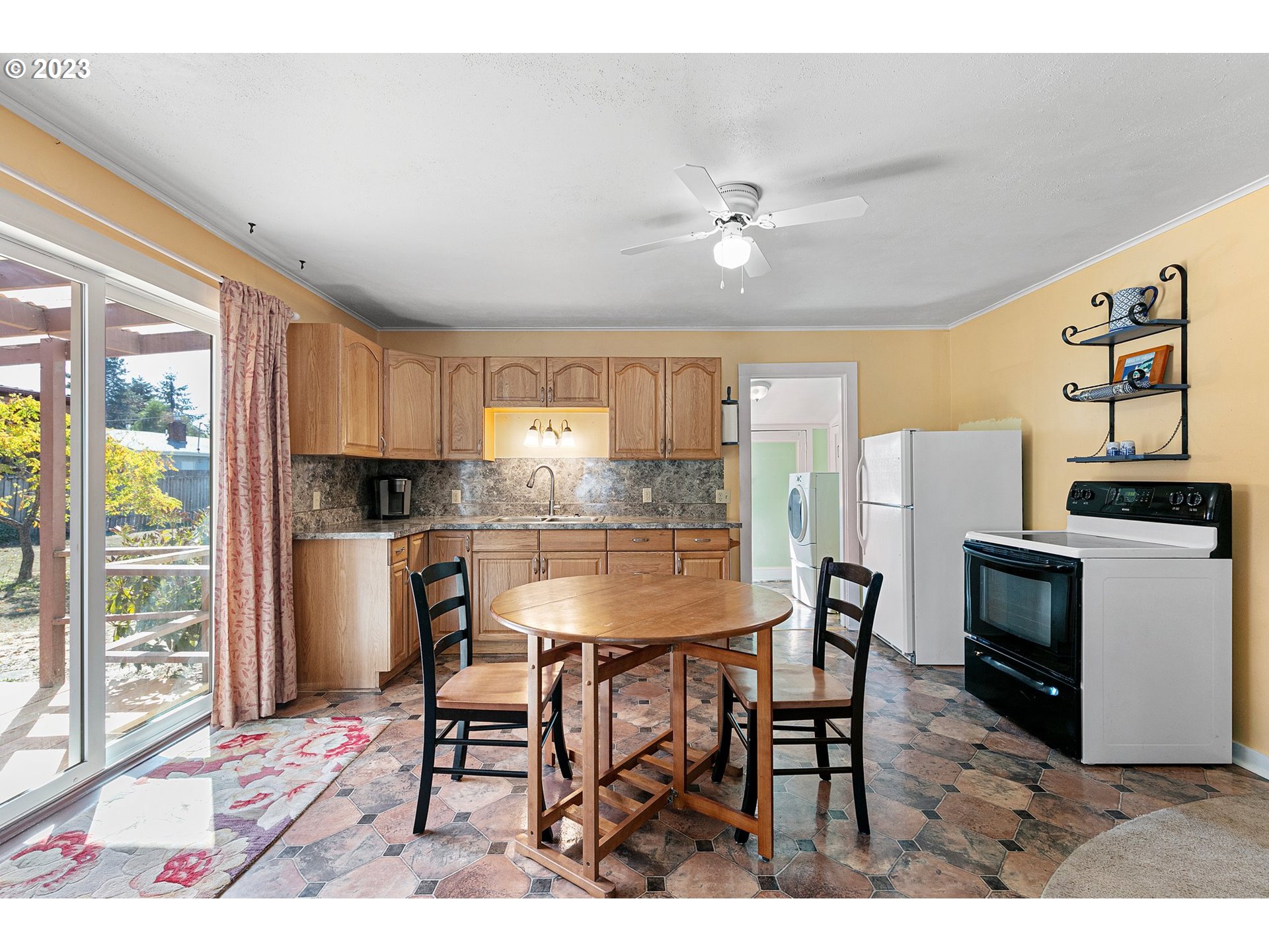 633 South 12th Street Cottage Grove, OR 97424 - Photo 6 of 30 a dining room with furniture and window