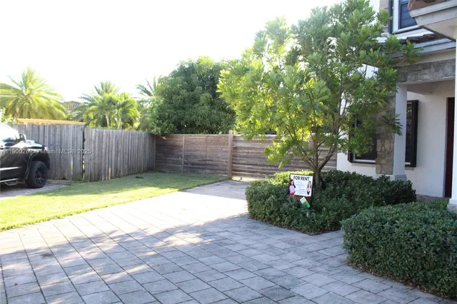 a view of a backyard