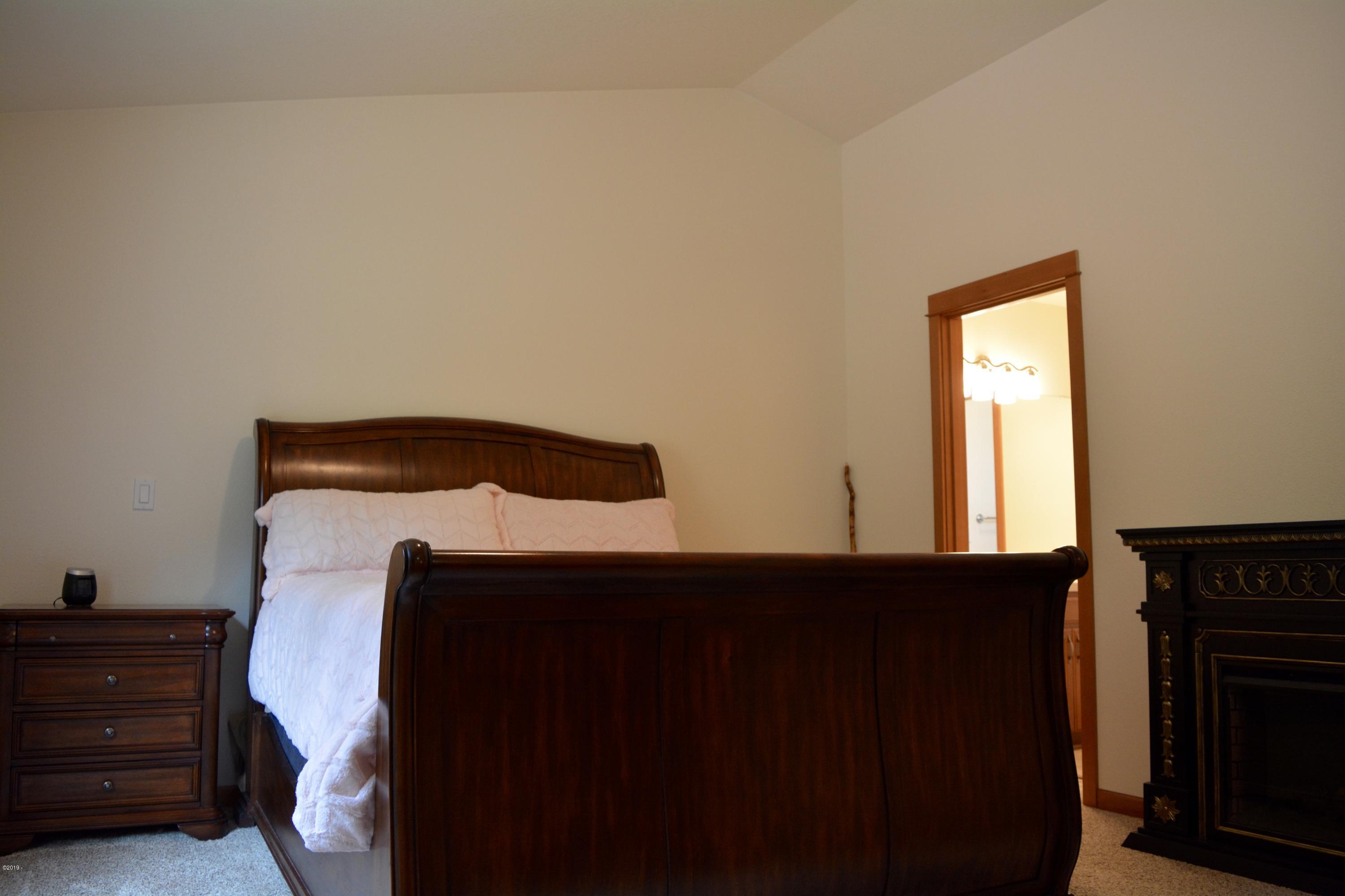 145 Southwest 61 Street Newport, OR 97366 - Photo 10 of 33 Master Bedroom