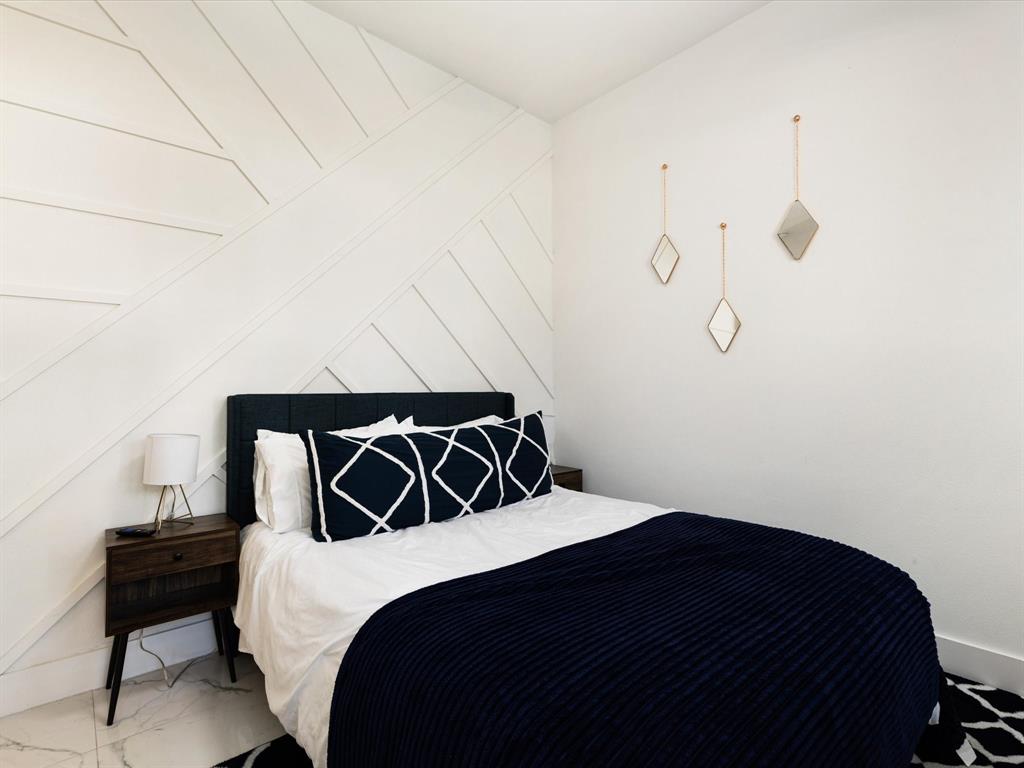 6221 Inca Drive Mabank, TX 75156 - Photo 25 of 35 a bedroom with a bed and a chair
