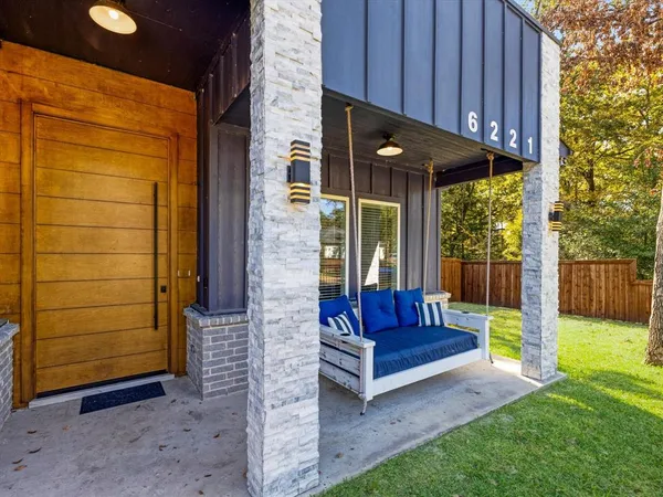 a view of a bench in the back yard of the house