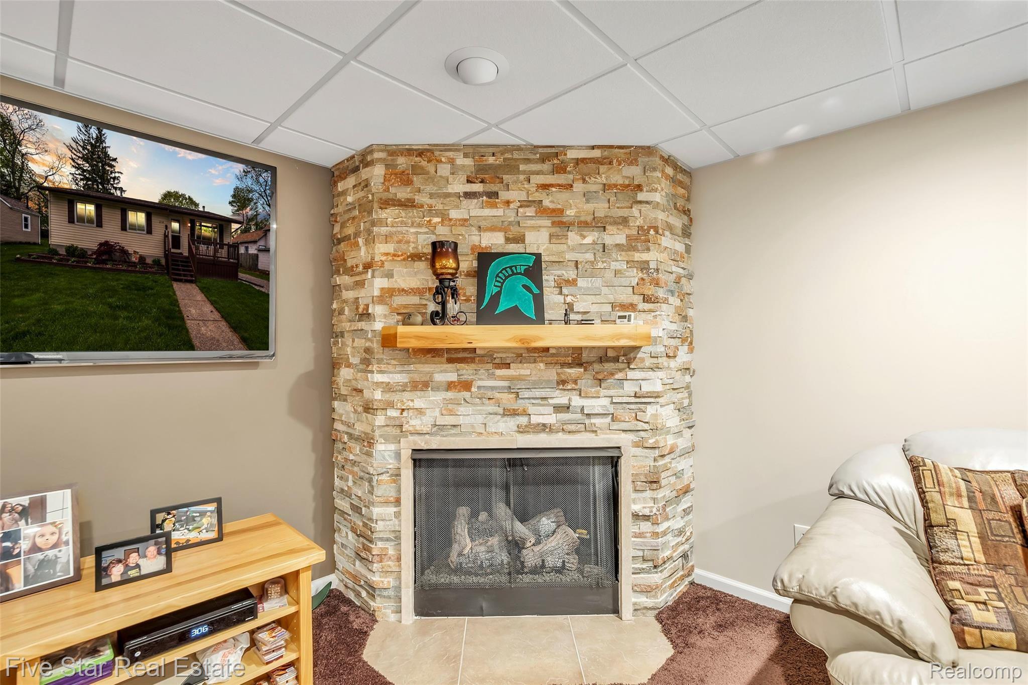 214 2nd Street Fenton, MI 48430 - Photo 26 of 38 27_2142ndStWindowStillRealEstatePhotography27_mls.jpg