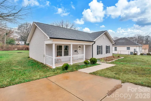 a view of a house with backyard