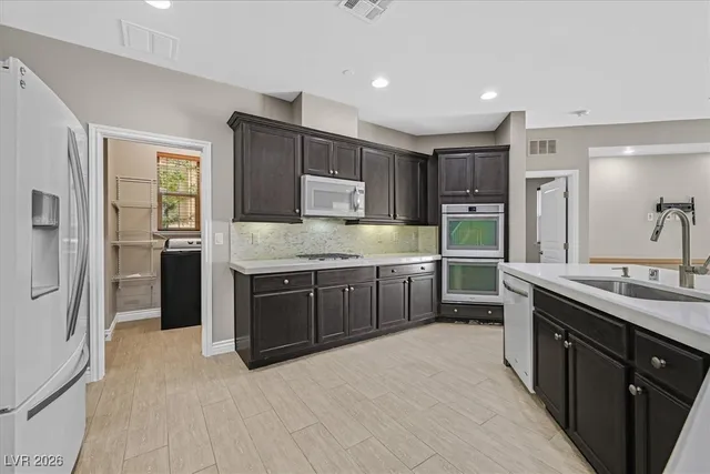 $599,999 | 689 Silver Pearl Street, Henderson, NV 89002