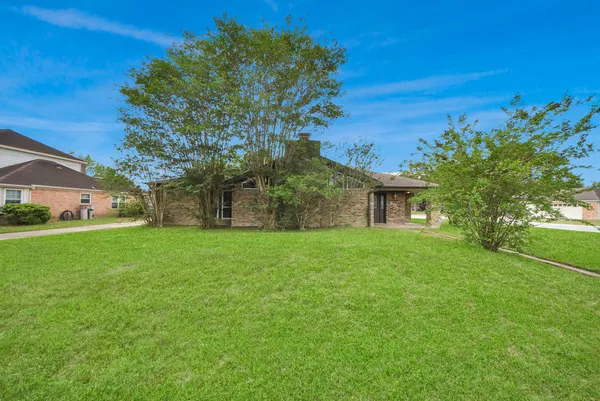 a view of a house with a yard