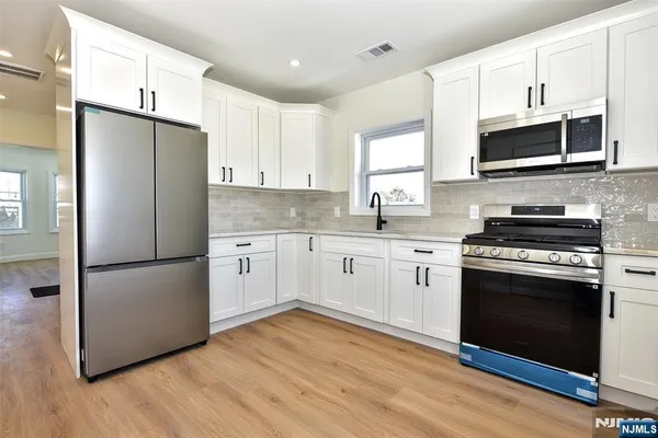 $2,500 | 383 Lafayette Avenue, Unit 2, Hawthorne, NJ 07506