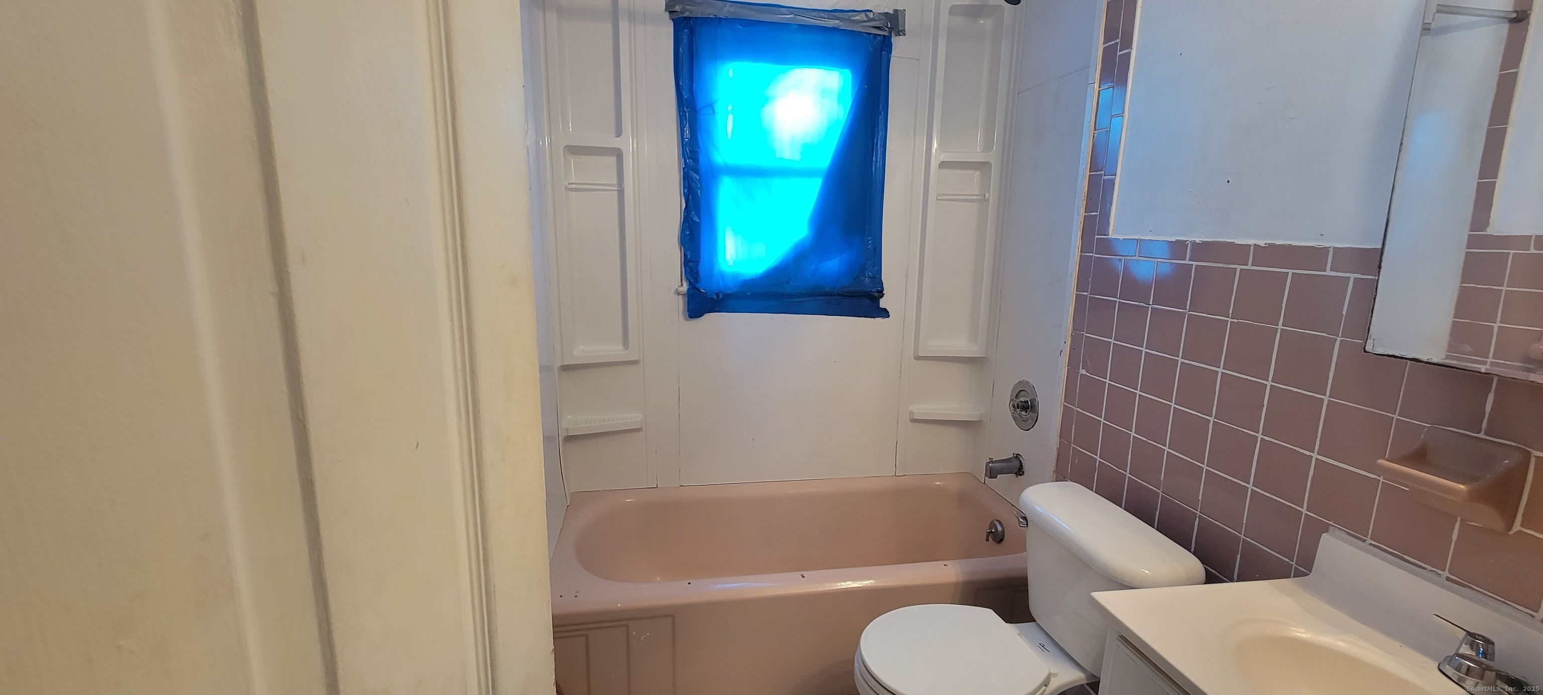 87 Ellington Street Hartford, CT 06106 - Photo 6 of 21 a bathroom with a bath tub and toilet