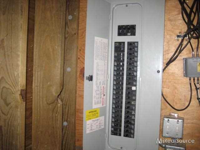 1705 Stoddard Road Columbus, MI 48063 - Photo 26 of 26 200 amp electric