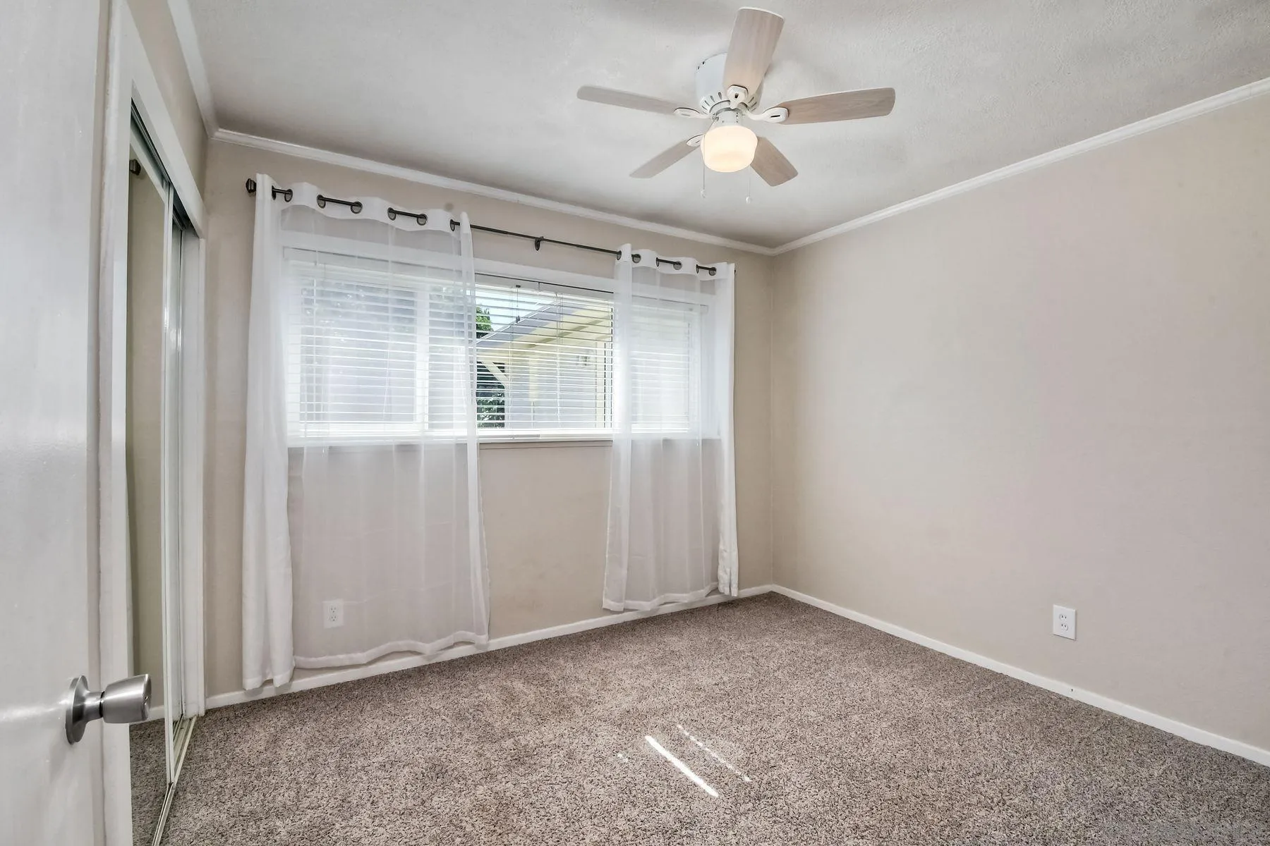 14135 Powers Road Poway, CA 92064 - Photo 22 of 35 an empty room with windows and fan