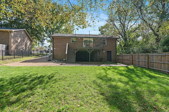 a view of a backyard
