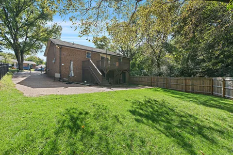 a view of a backyard