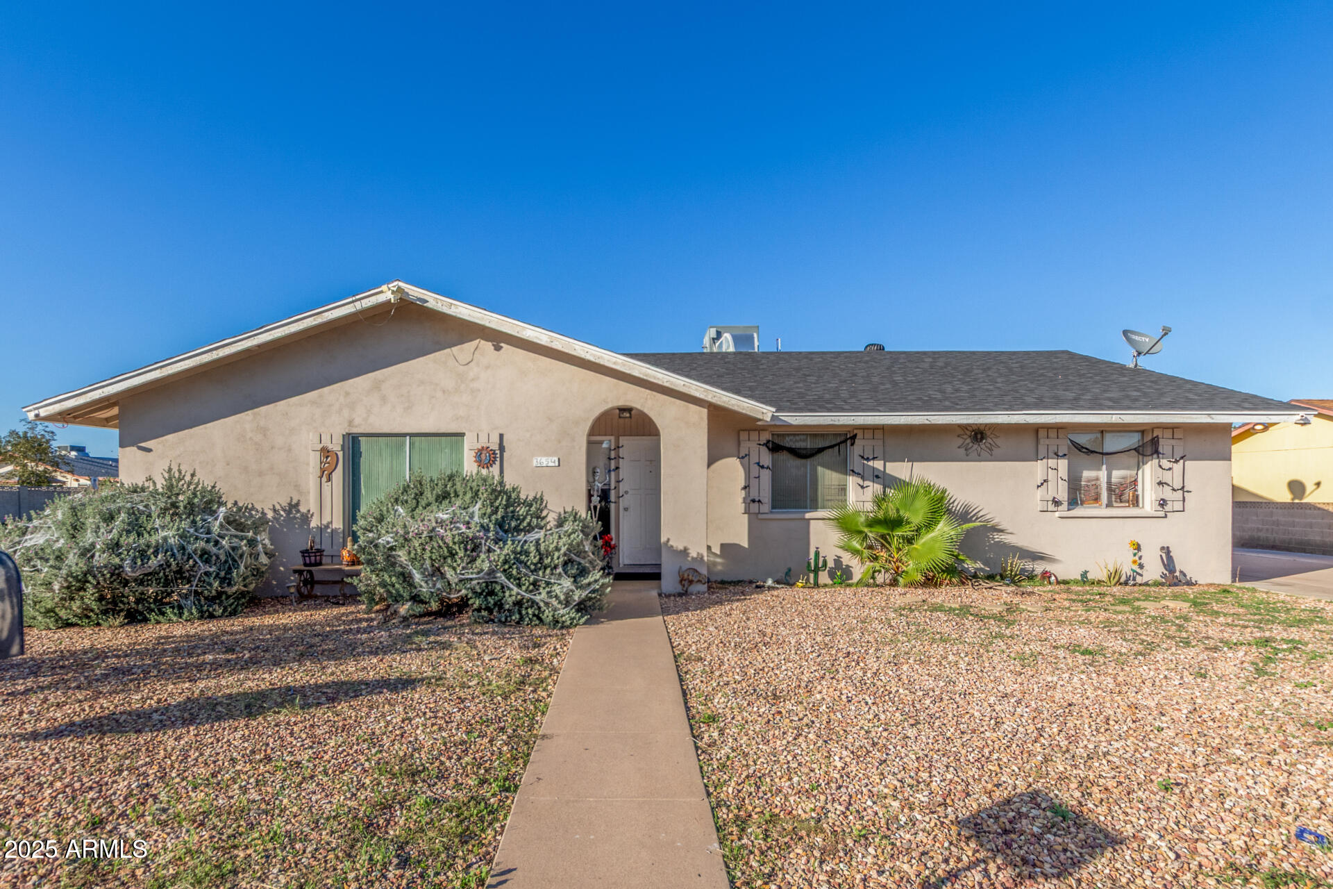 3654 West Shangri-la Road Phoenix, AZ 85029 - Photo 2 of 34 a front view of a house with a yard