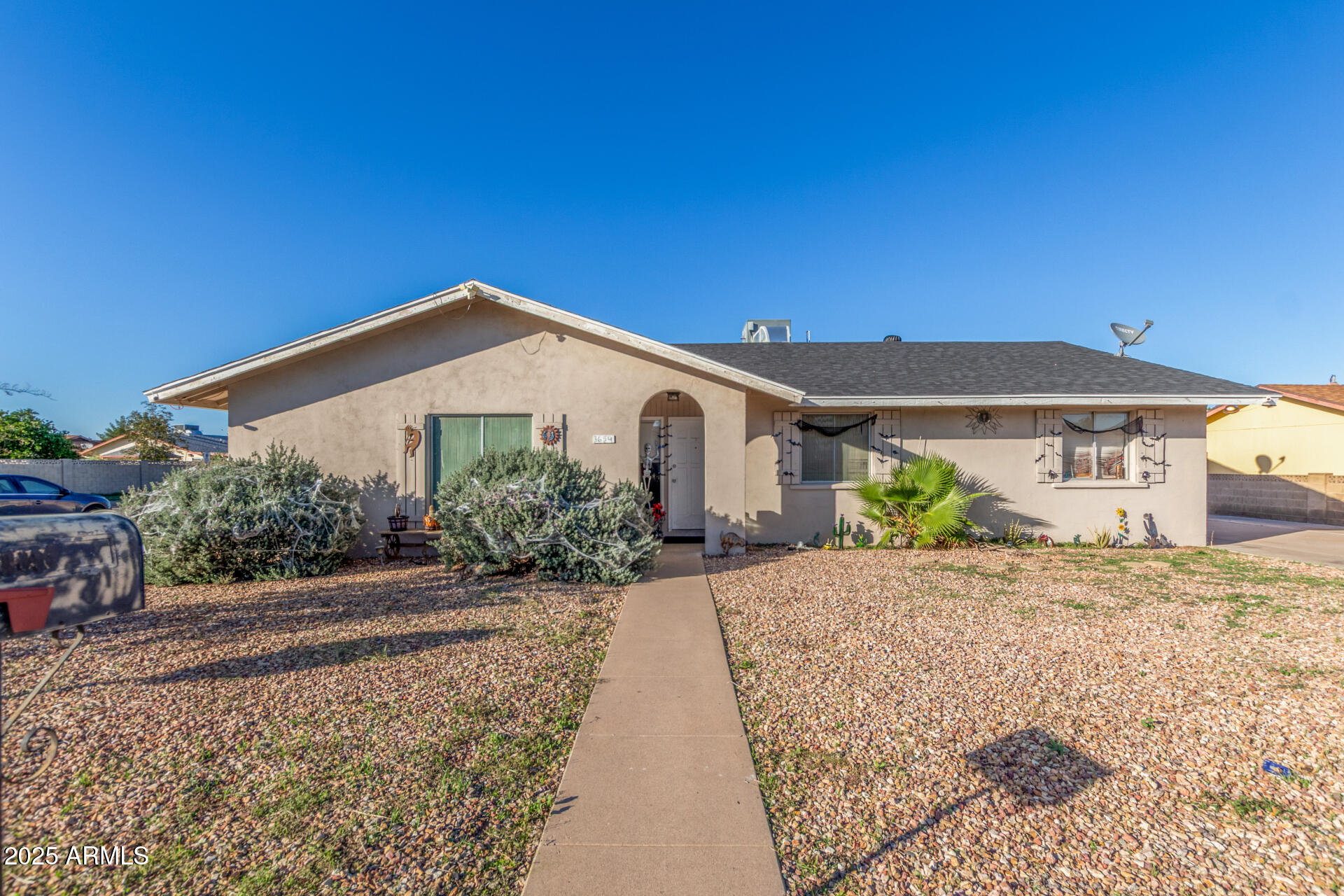 3654 West Shangri-la Road Phoenix, AZ 85029 - Photo 34 of 34 a front view of a house with a yard