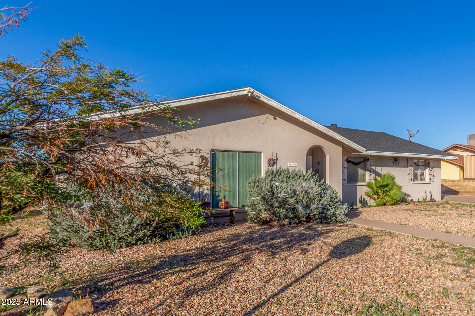 3654 West Shangri-la Road Phoenix, AZ 85029 - Photo 4 of 34 a view of a house with a yard