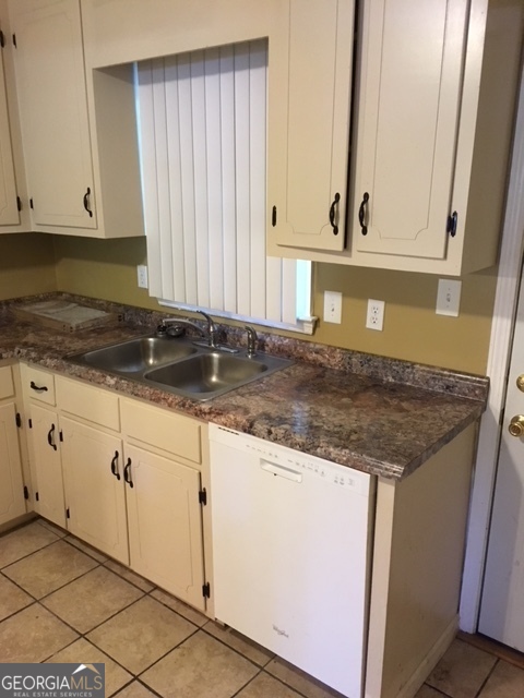 602 Freeman Drive Athens, GA 30601 - Photo 3 of 6 a kitchen with granite countertop a sink and a stove