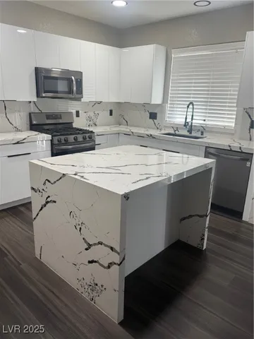 $2,400 | 6409 Wild Chive Avenue, Las Vegas, NV 89122