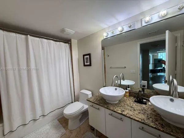 $2,990 | 41 Southeast 5th Street, Unit 1505, Miami, FL 33131