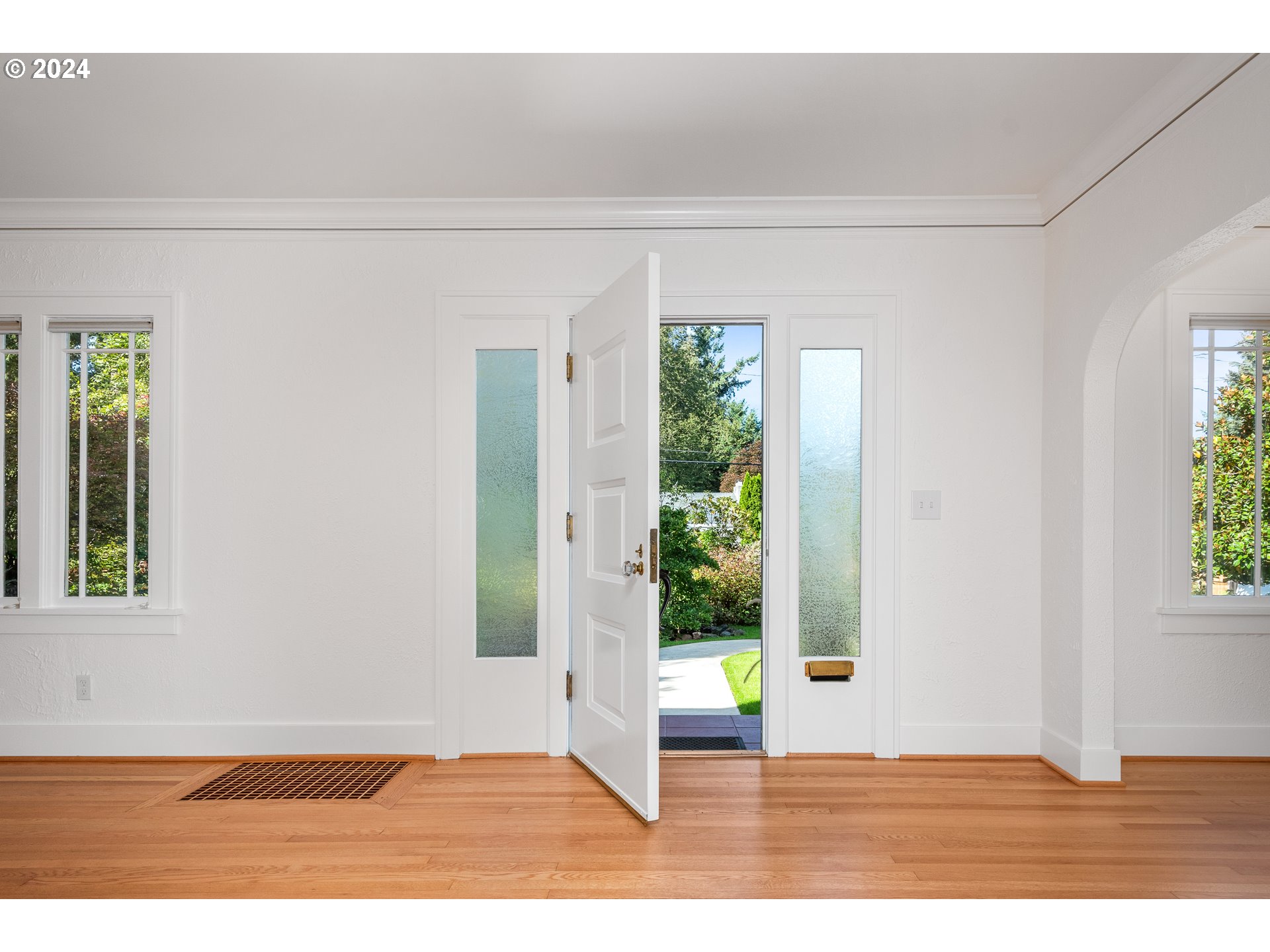 8922 Southwest Capitol Highway Portland, OR 97219 - Photo 6 of 44