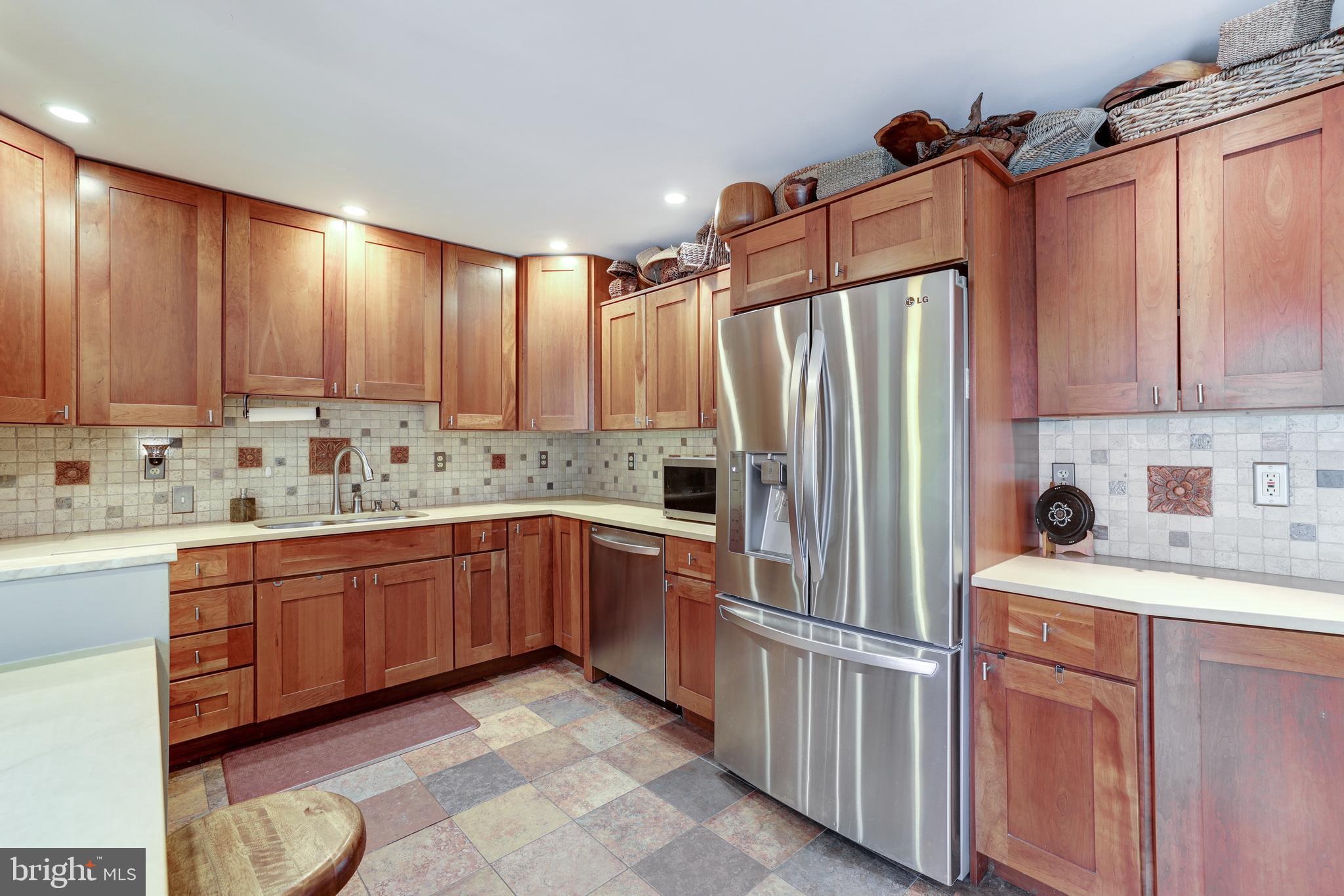 1407 Aldenham Lane Reston, VA 20190 - Photo 22 of 56 Kitchen with stainless steel appliances