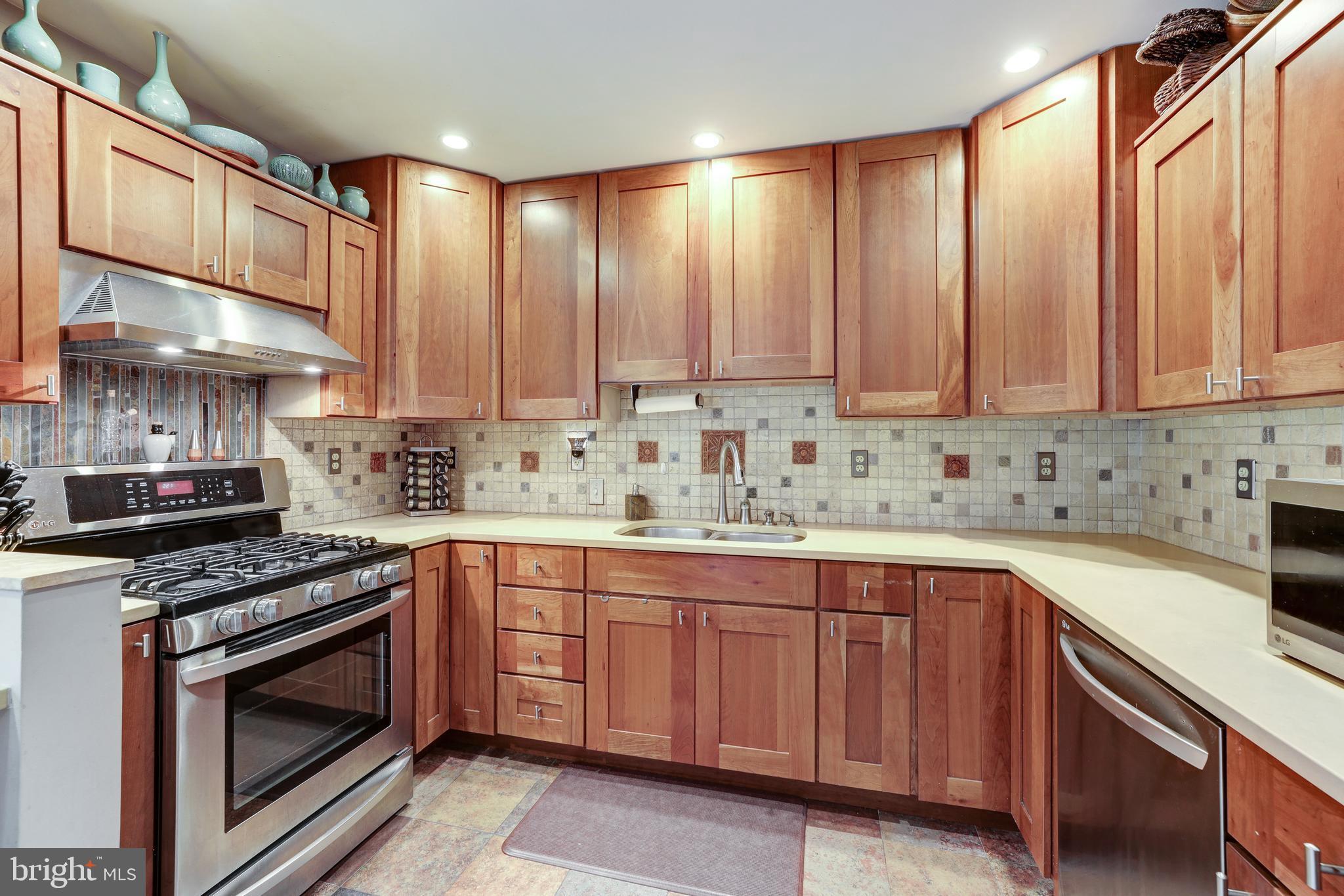 1407 Aldenham Lane Reston, VA 20190 - Photo 23 of 56 Kitchen with stainless steel appliances