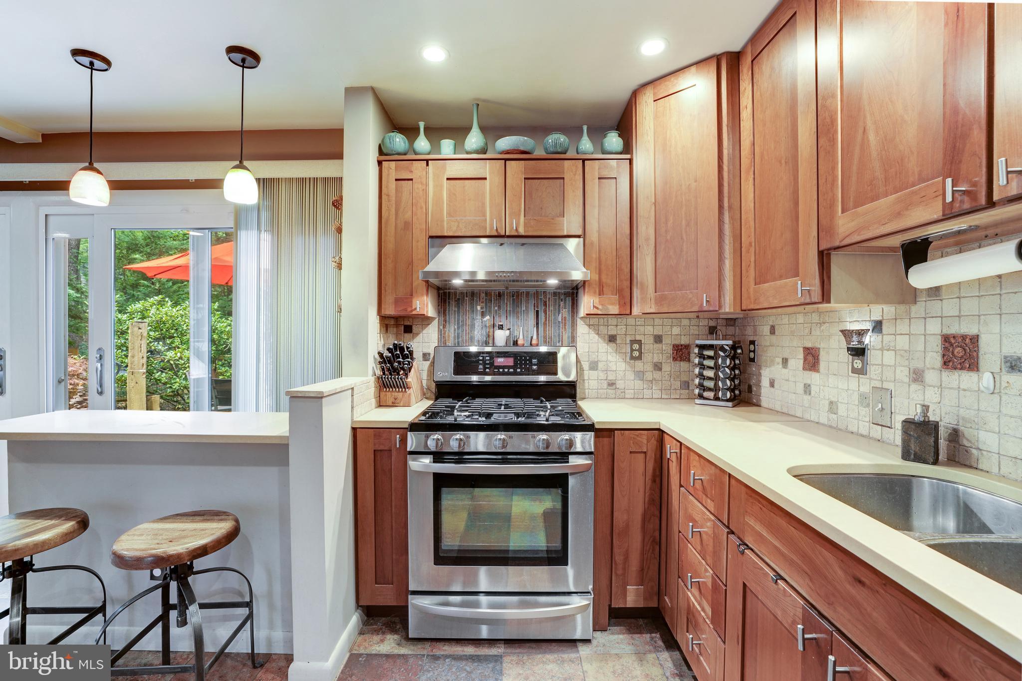 1407 Aldenham Lane Reston, VA 20190 - Photo 26 of 56 Kitchen