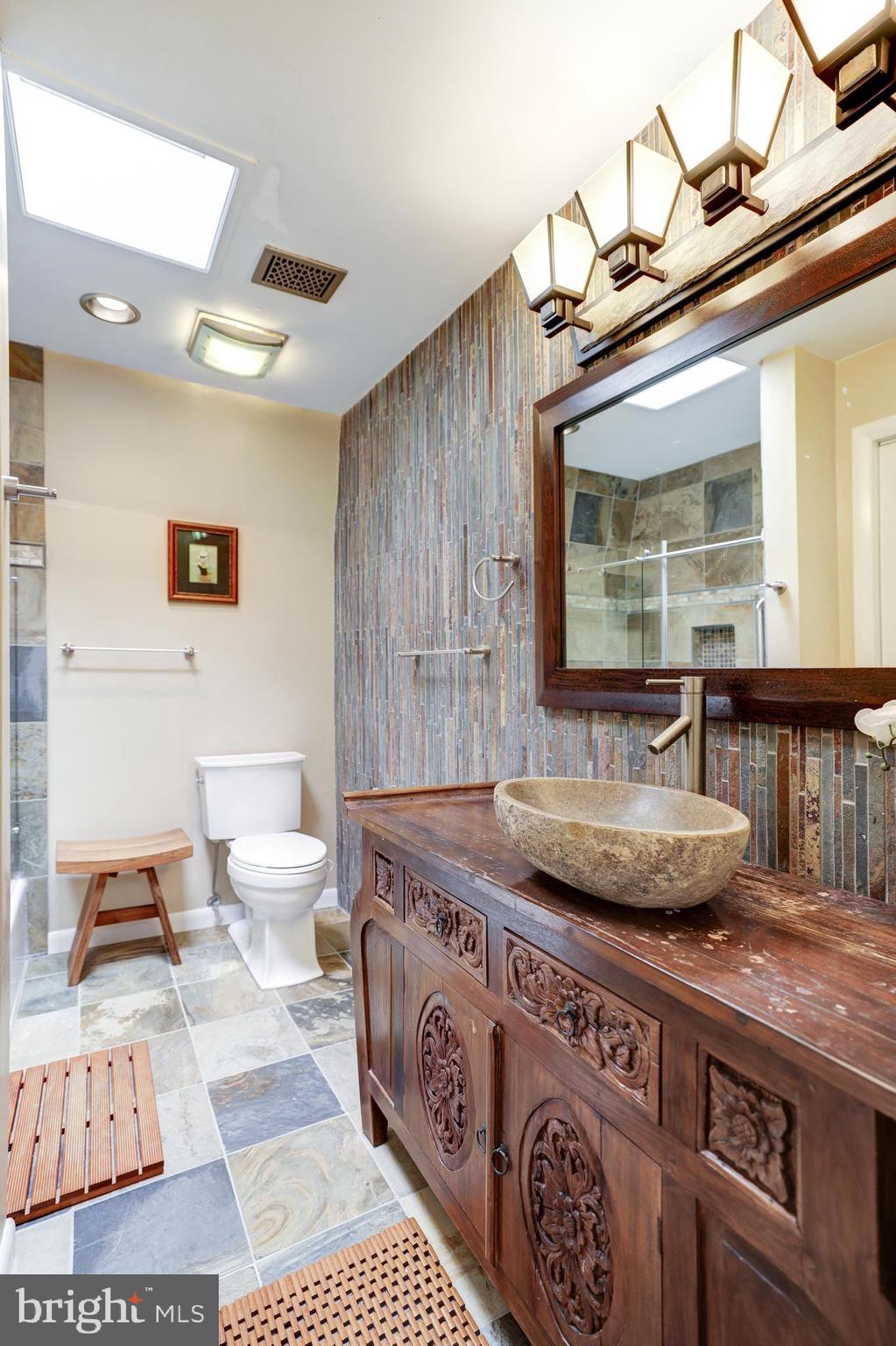 1407 Aldenham Lane Reston, VA 20190 - Photo 40 of 56 Details of the bathroom