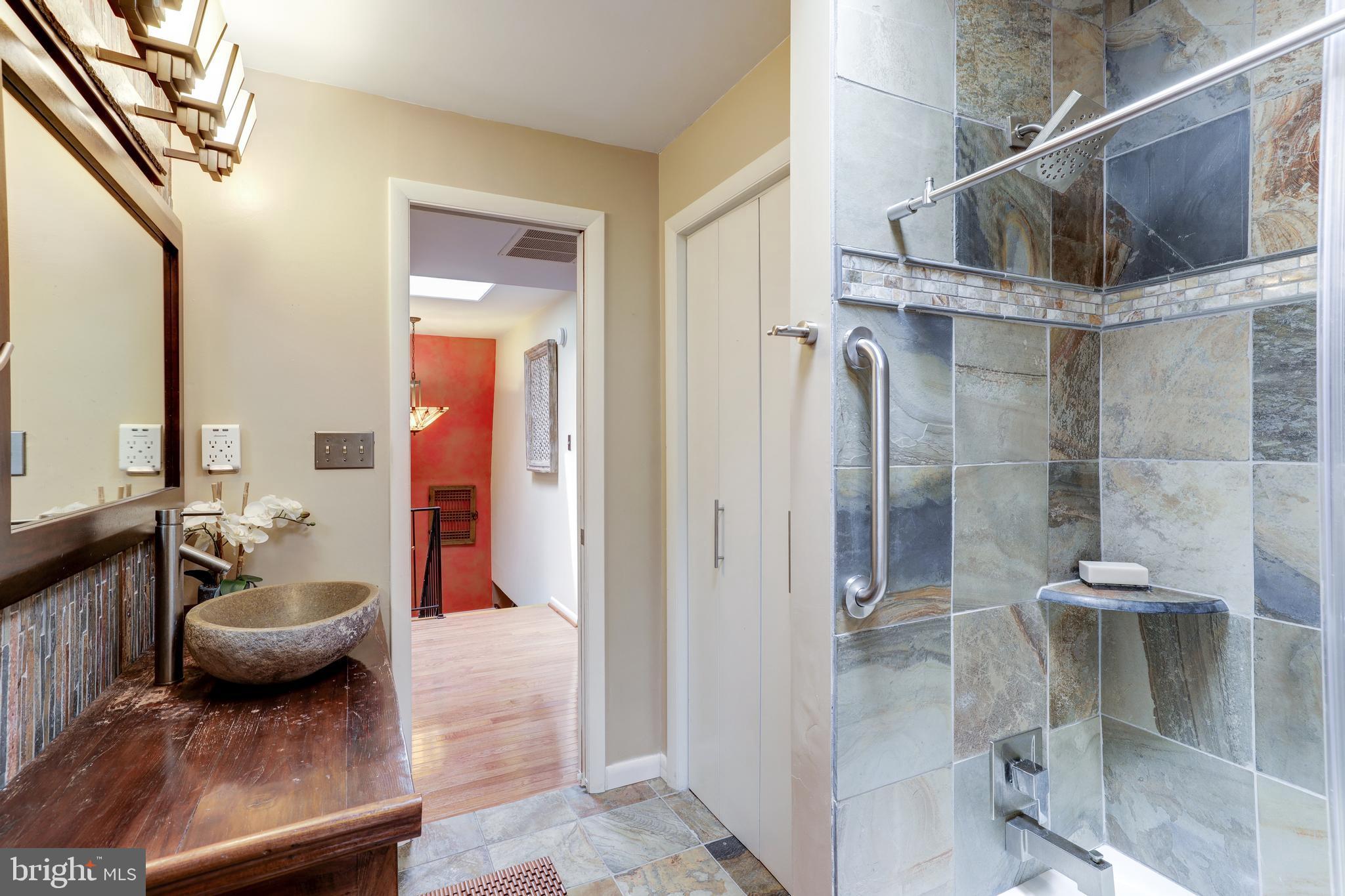 1407 Aldenham Lane Reston, VA 20190 - Photo 41 of 56 Details of the bathroom