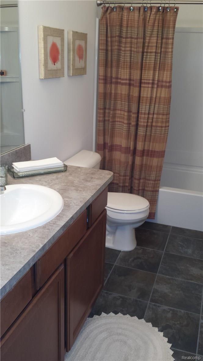 340 Brigg Street, Unit 77 Howell, MI 48855 - Photo 4 of 9 340 Brigg Street #77 Full Bathroom I October 2015.jpg