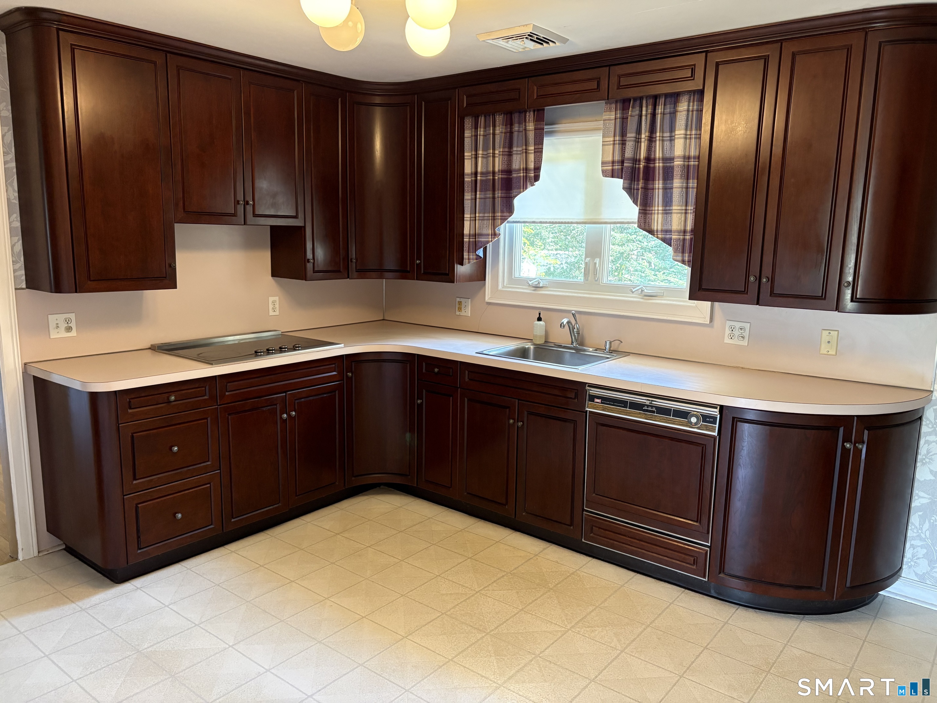 18 Four Rod Road Hamden, CT 06514 - Photo 8 of 22