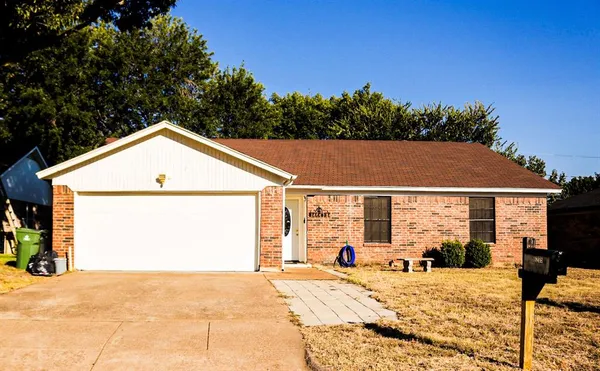 a view of backyard of the house