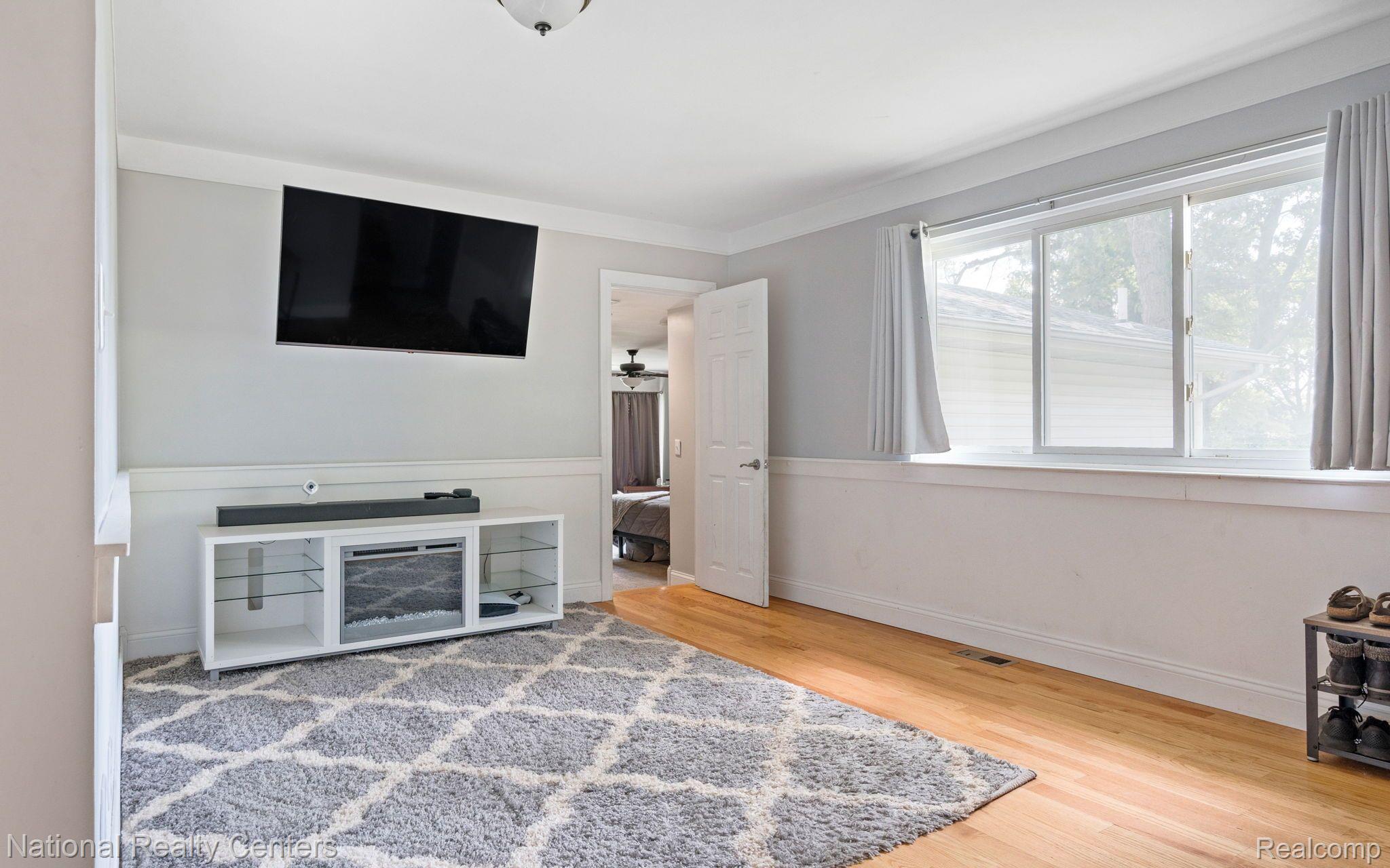 27365 Bell Road New Boston, MI 48164 - Photo 11 of 52 Living Room