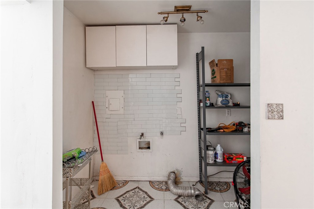 16413 Downey Avenue Paramount, CA 90723 - Photo 11 of 41 Laundry
