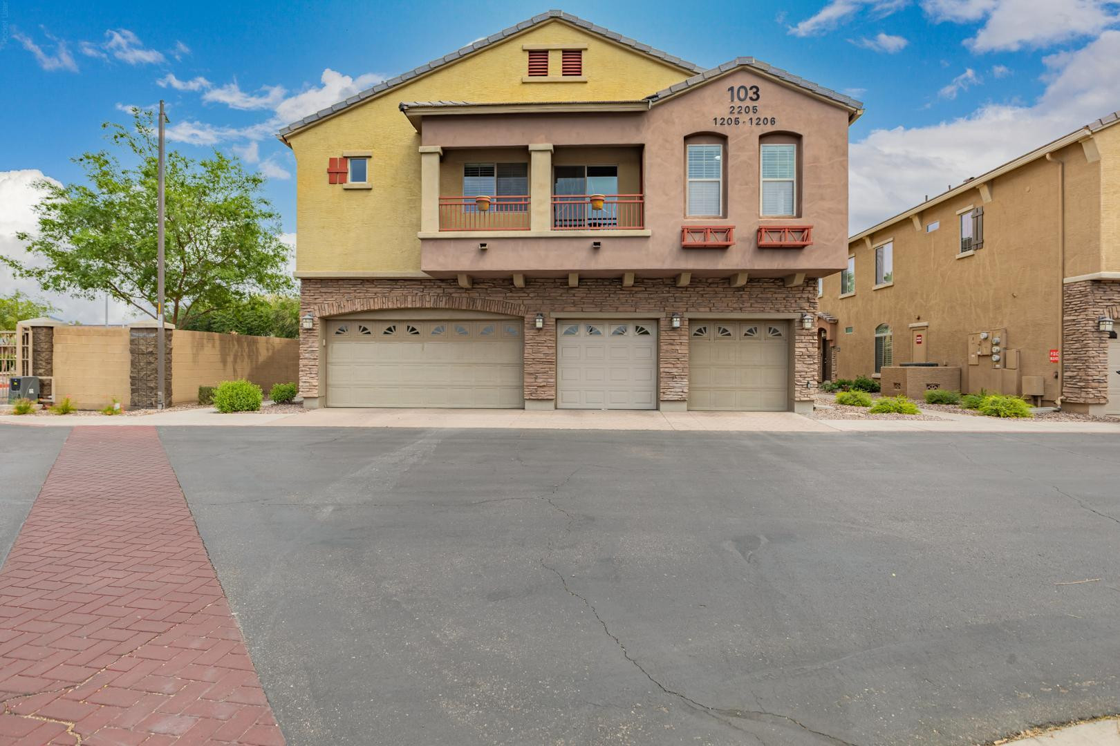 1350 South Greenfield Road, Unit 2205 Mesa, AZ 85206 - Photo 3 of 42 a front view of a house with a yard