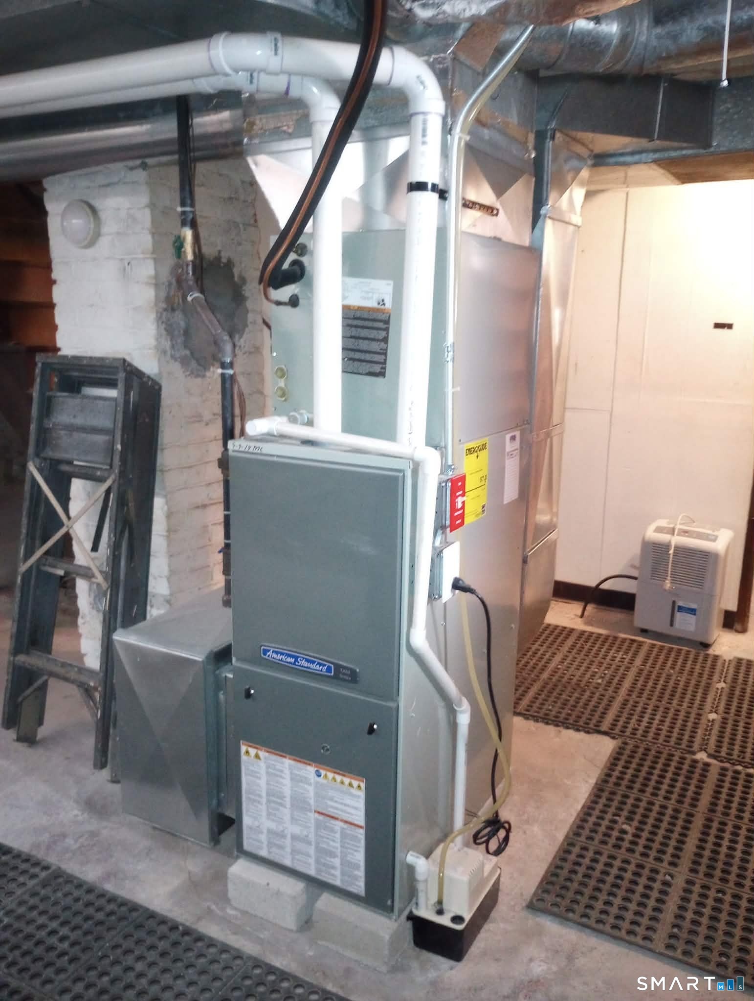 64 Moody Avenue Fairfield, CT 06825 - Photo 34 of 38 a living room with furniture