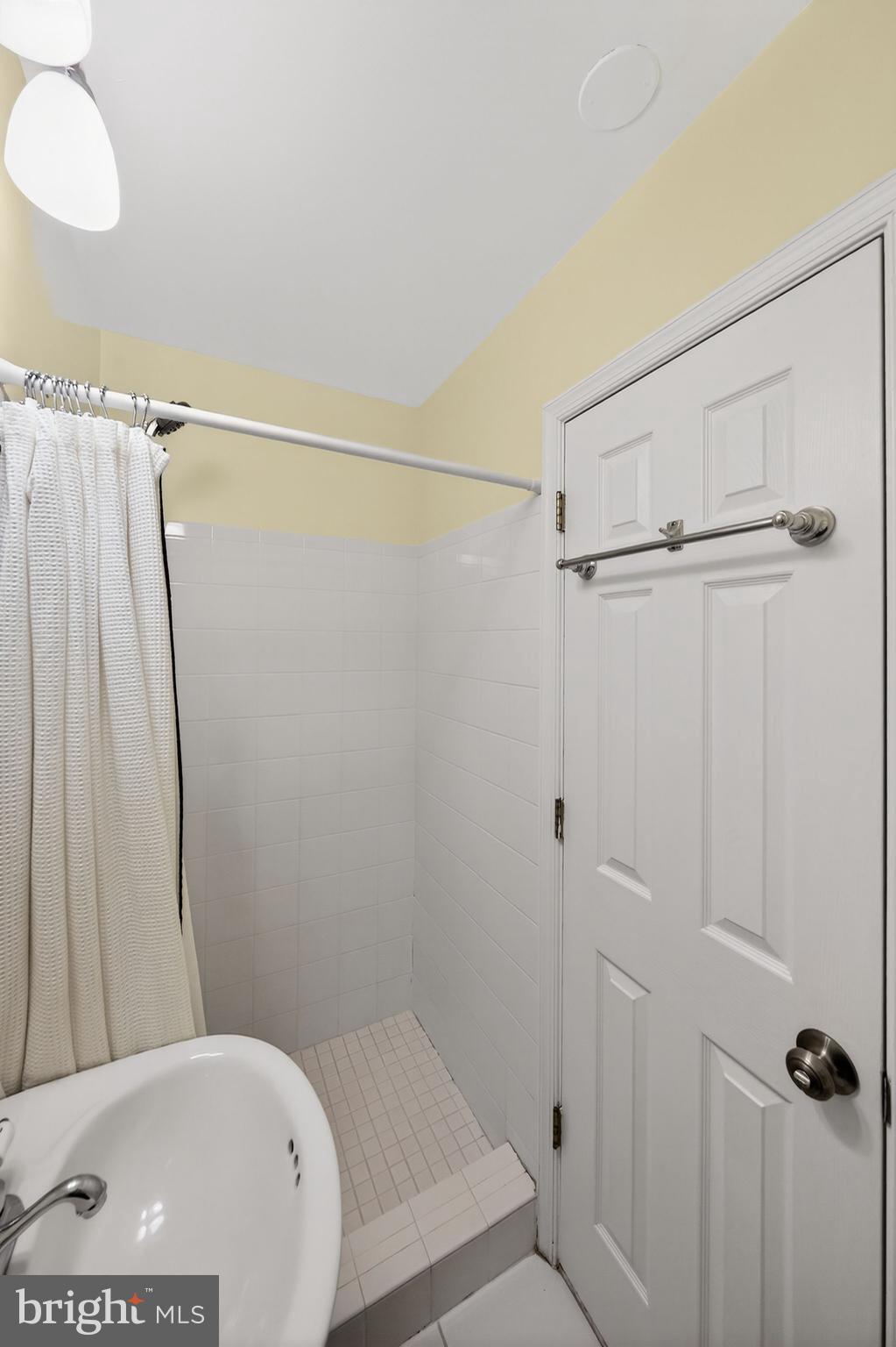 5219 Montgomery Street Springfield, VA 22151 - Photo 18 of 30 Common Bathroom