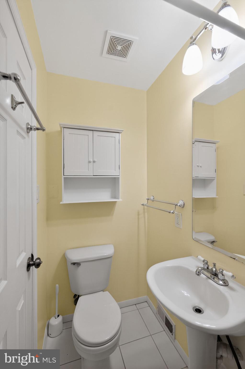 5219 Montgomery Street Springfield, VA 22151 - Photo 20 of 30 Common Bathroom