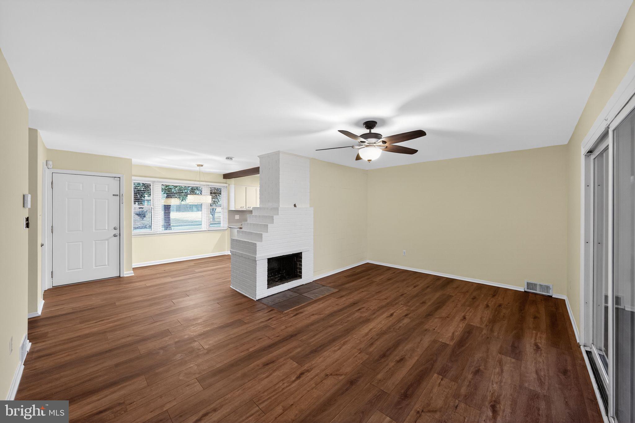 5219 Montgomery Street Springfield, VA 22151 - Photo 9 of 30 Living Room