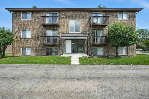 $2,095 | 8310 Woodland Drive, Unit B, Darien, IL 60561