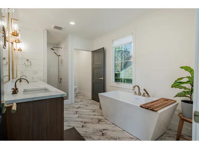 $4,995,000 | 852 North Shr Road, Lake Oswego, OR 97034