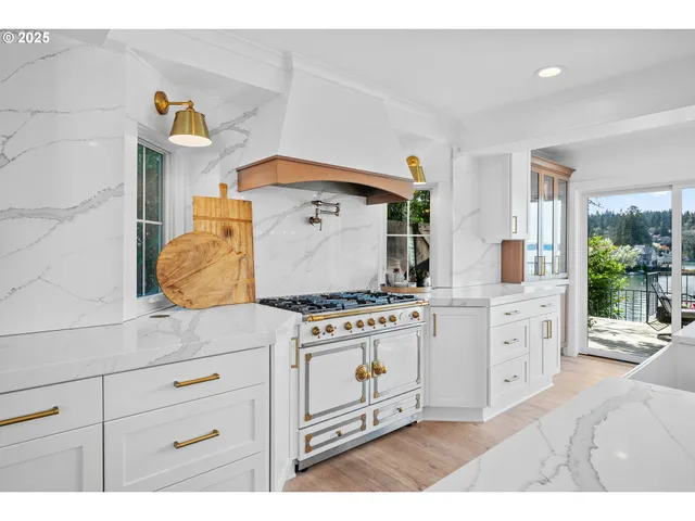 $4,995,000 | 852 North Shr Road, Lake Oswego, OR 97034