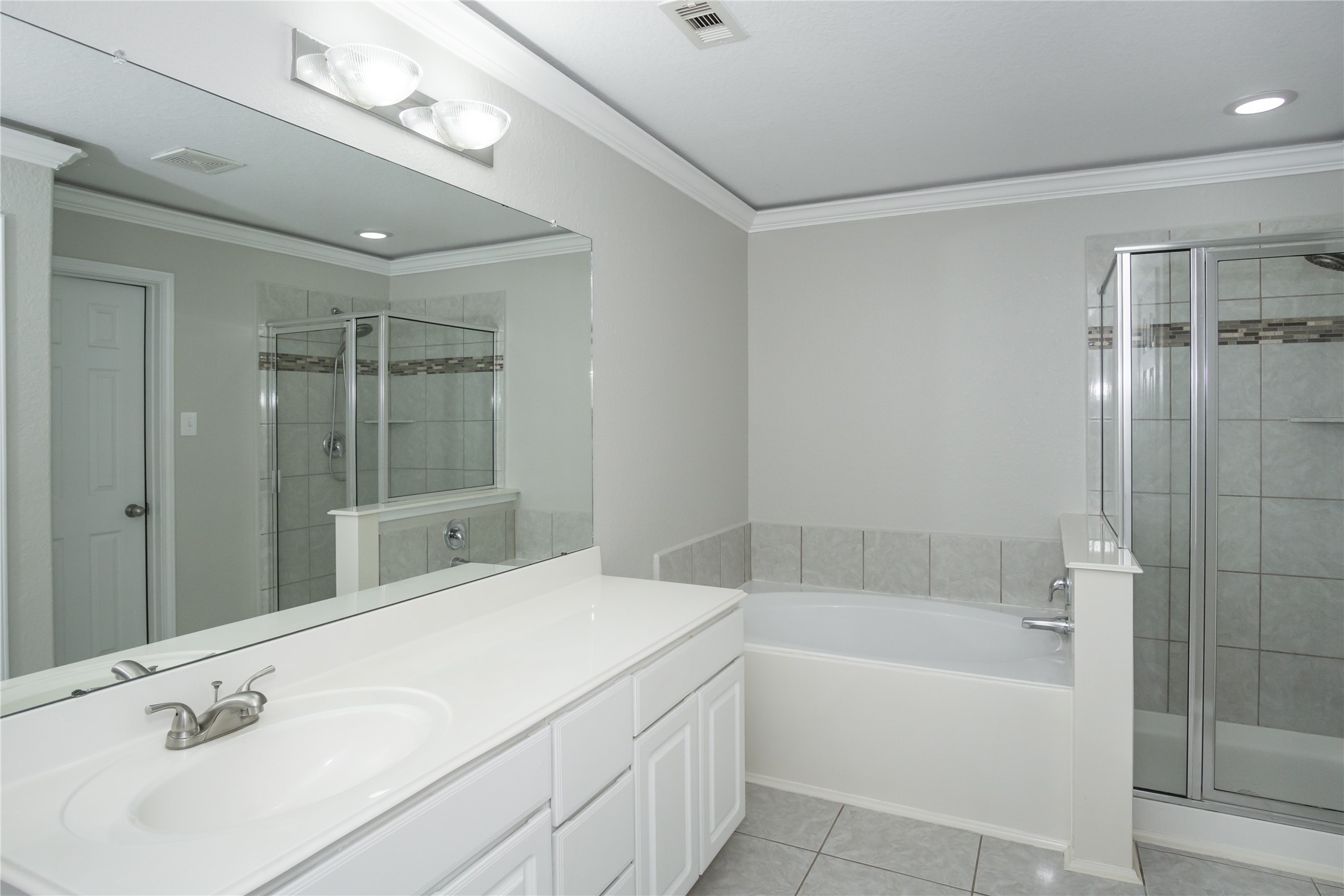 2535 Elm Crossing Trail Spring, TX 77386 - Photo 19 of 33 a bathroom with a bathtub and a sink