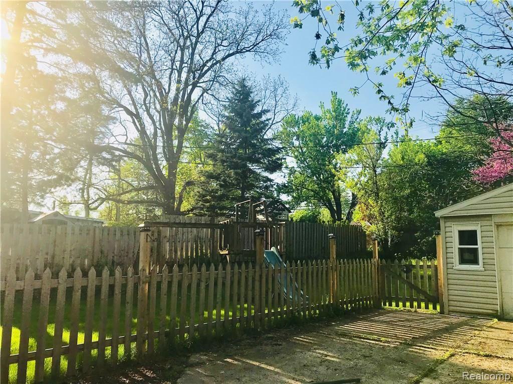 144 Ferndale Avenue Rochester, MI 48307 - Photo 14 of 14 Photo May 16, 6 31 16 PM.jpg