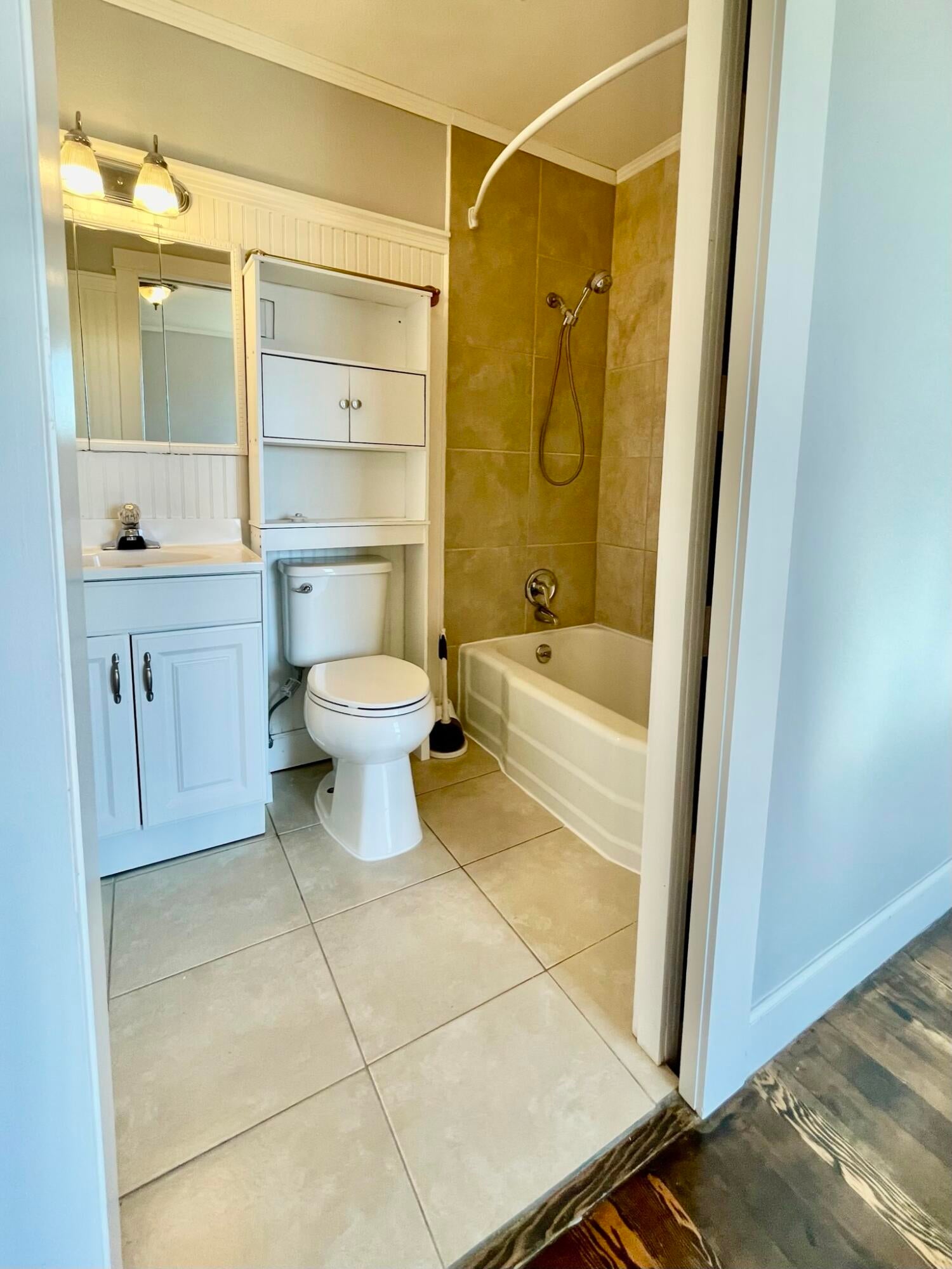 600 Southeast Grizzly Road Madras, OR 97741 - Photo 20 of 40 Bathroom 2