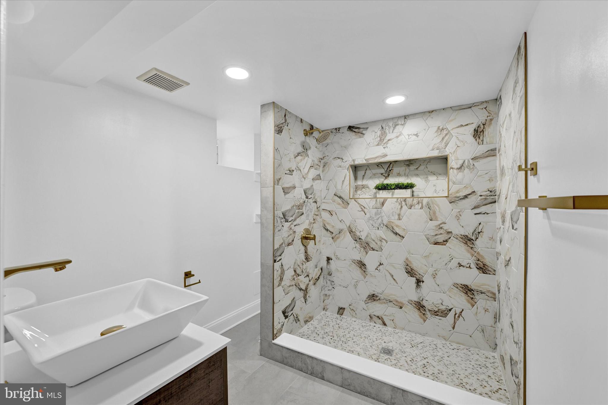 1519 Northwick Road Baltimore, MD 21218 - Photo 28 of 38 Recessed Lights
