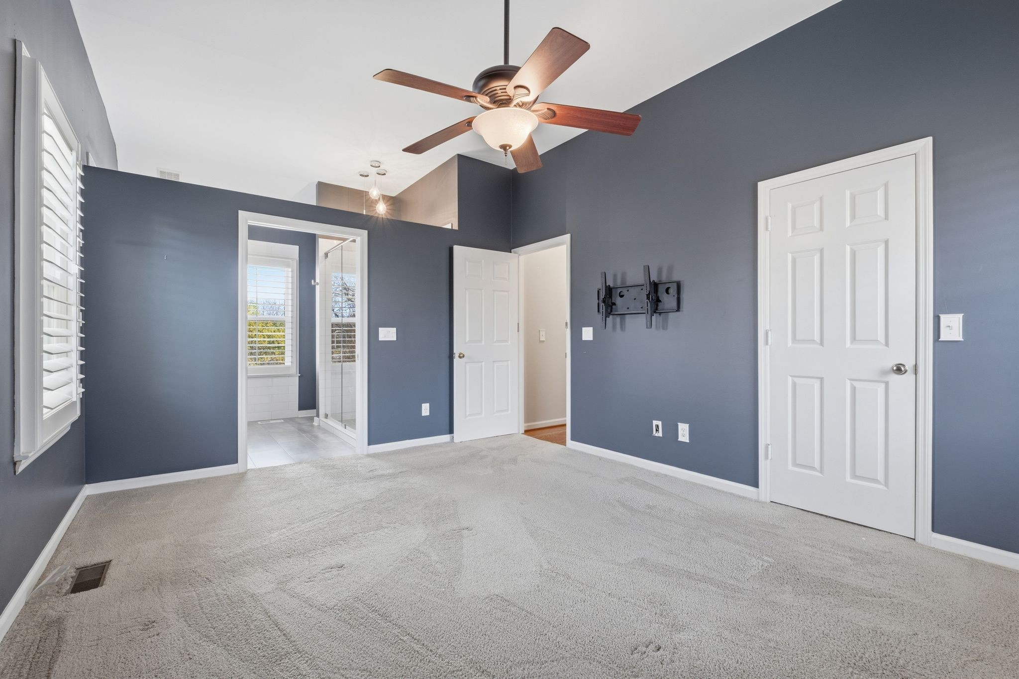 1049 Fitzpatrick Road Nashville, TN 37214 - Photo 14 of 38 a view of a livingroom with a chandelier fan and windows