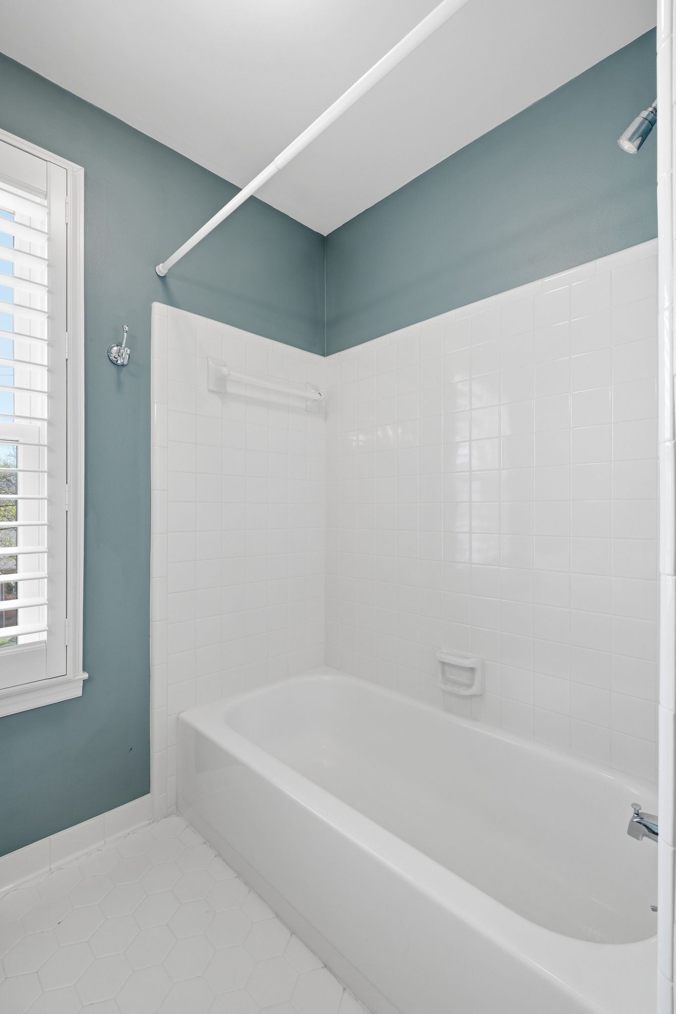 1049 Fitzpatrick Road Nashville, TN 37214 - Photo 20 of 38 a bathroom with a bathtub